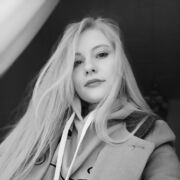  ,  Viki, 23