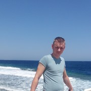  ,  Viktor, 32