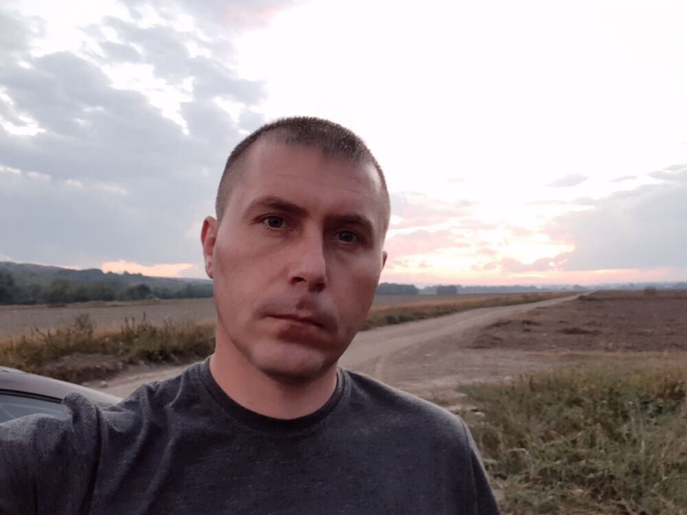  18744460  Sergei, 40 ,    
