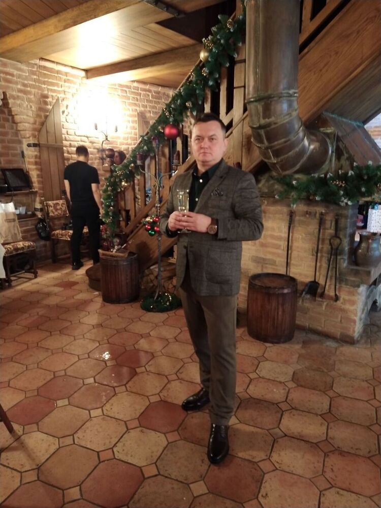  31048070  Roman, 43 ,    