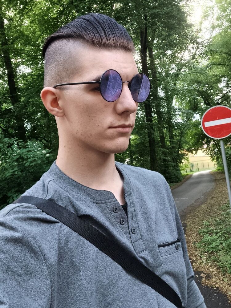  44545970  Stanislav, 20 ,    Praha