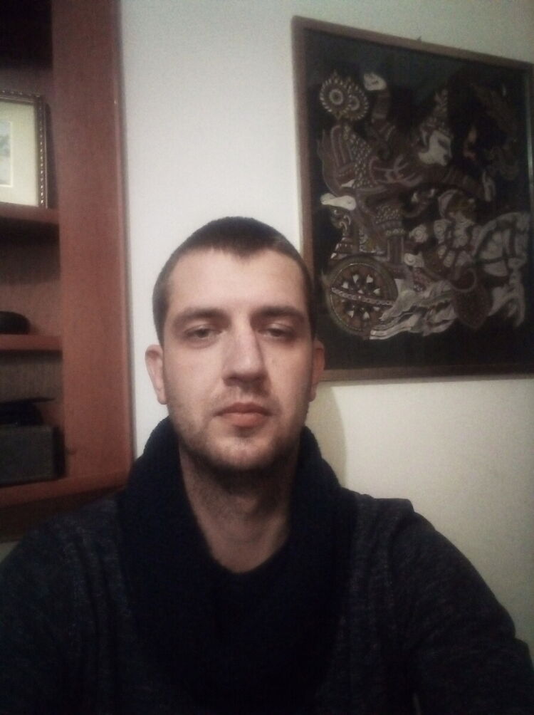  21972100  Dmytro, 35 ,    