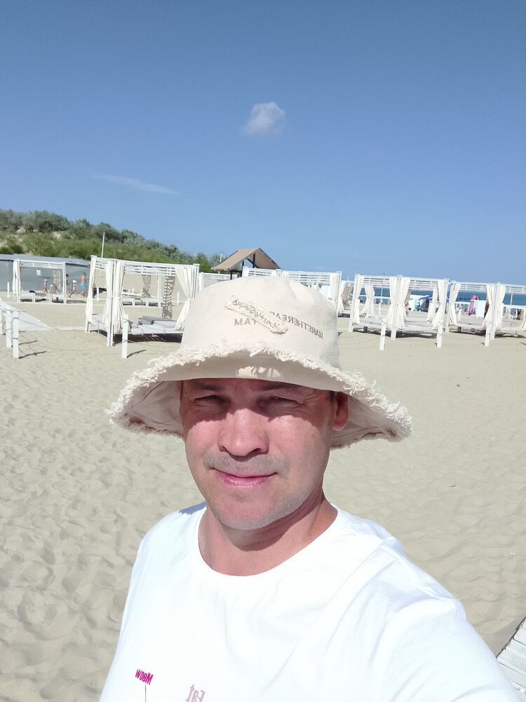  44227270  Denis, 47 ,    -