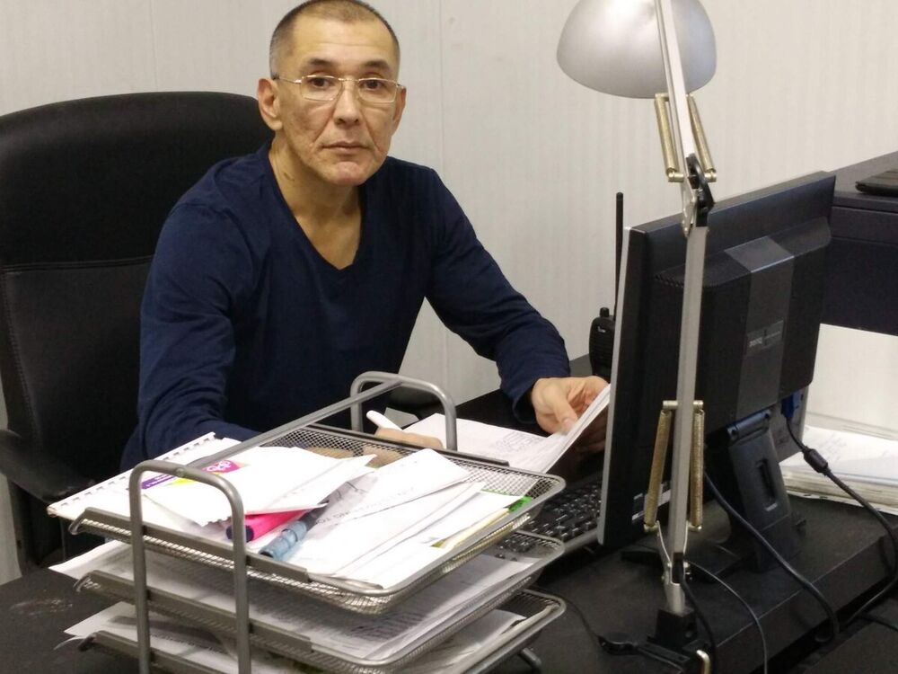  21130850  Alisher, 52 ,    
