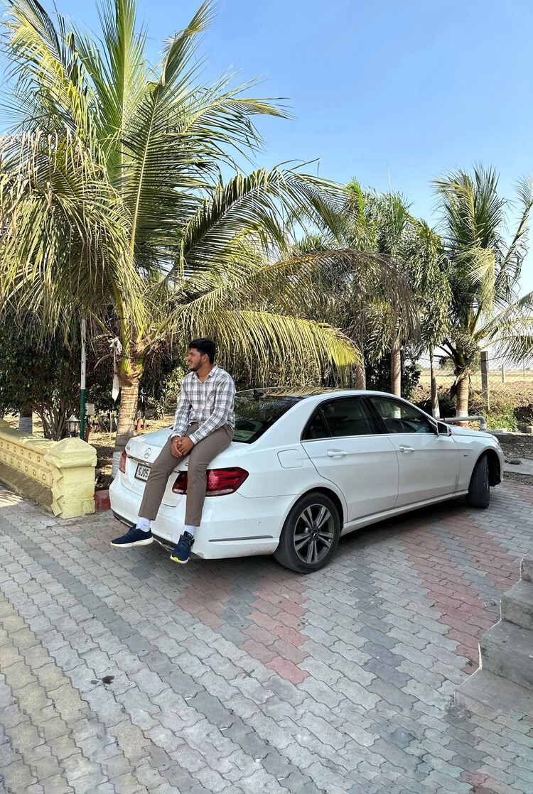  51374650  Dishant, 22 ,    