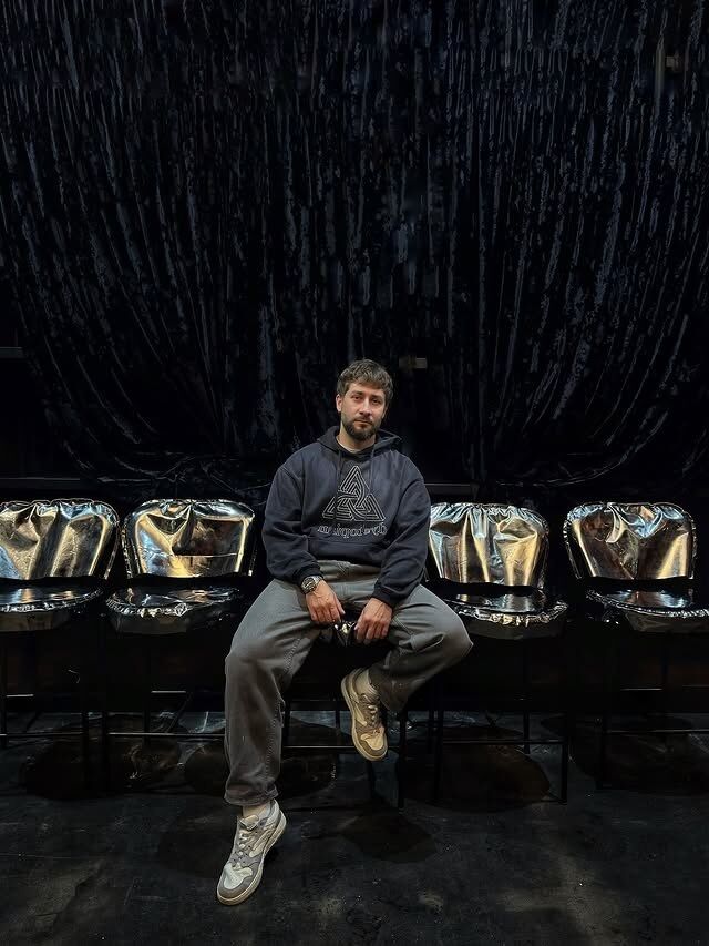  54399900  Denis, 33 ,    -