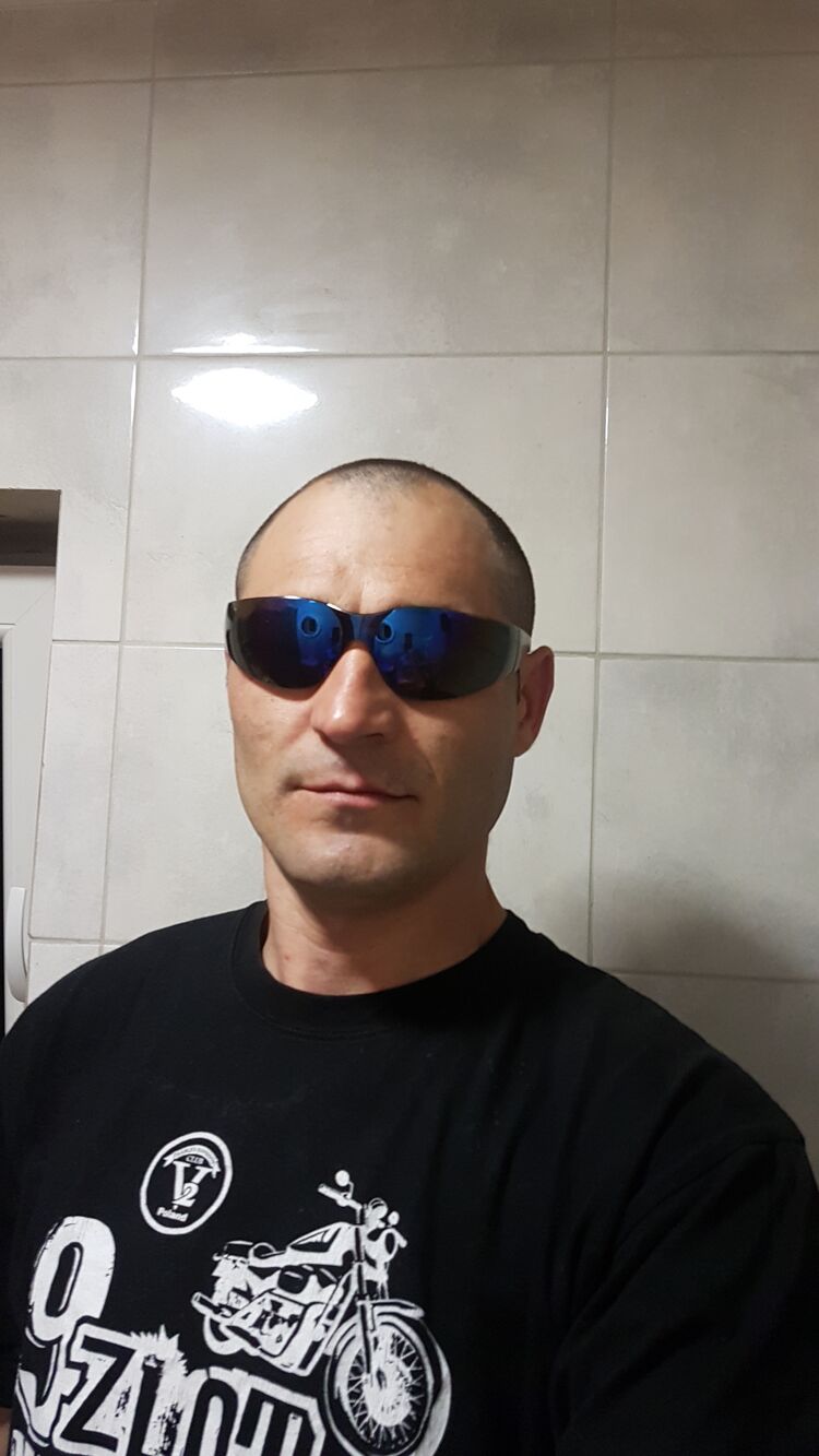  34247380  Viktor, 40 ,    