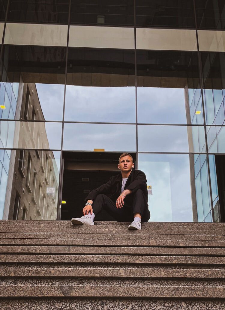  29628710  , 23 ,    -