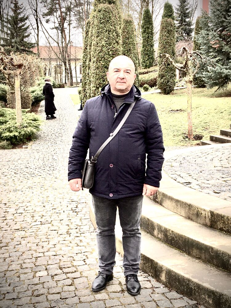  41646540  Petru, 52 ,    