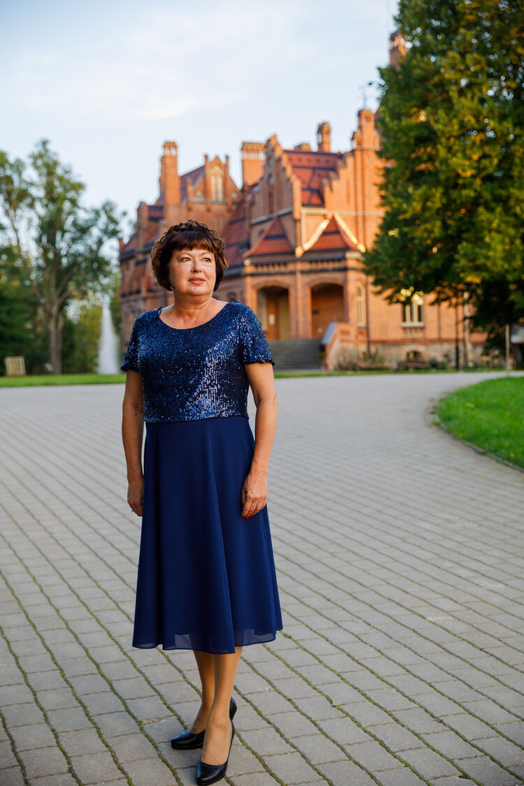  52372520  Ilona, 61 ,    