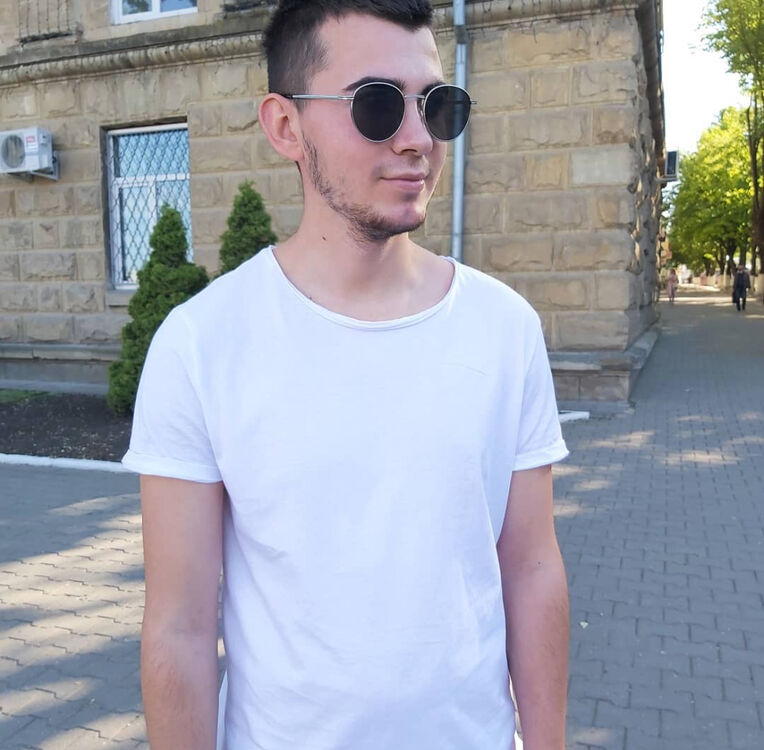  54291070  Denis, 25 ,    