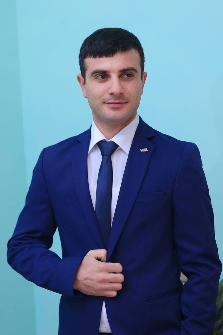 12316610  Artur, 35 ,    