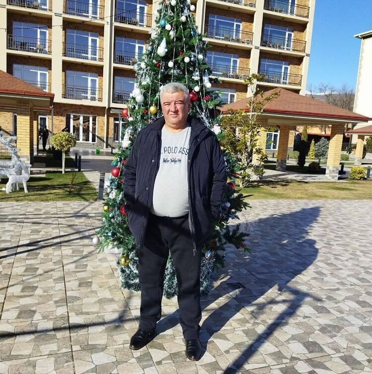  53825700  Farryh, 57 ,    