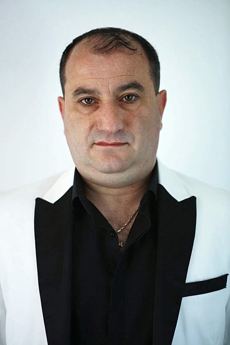  54474270  Armen, 49 ,    