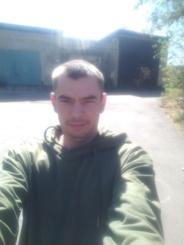  38037810  Mikhail, 37 ,    