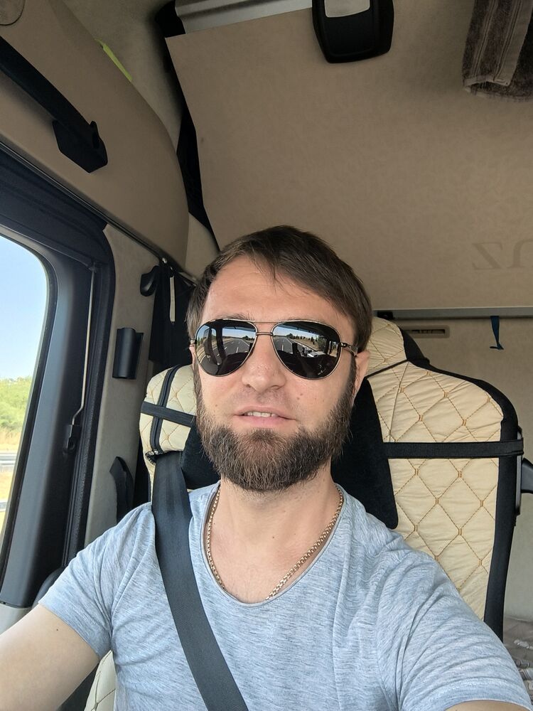  53080450  Vladimir, 37 ,    