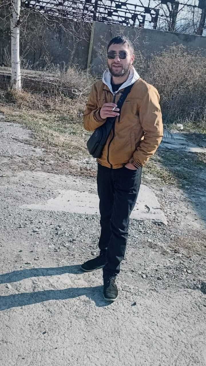  49524340  Hayk, 25 ,    