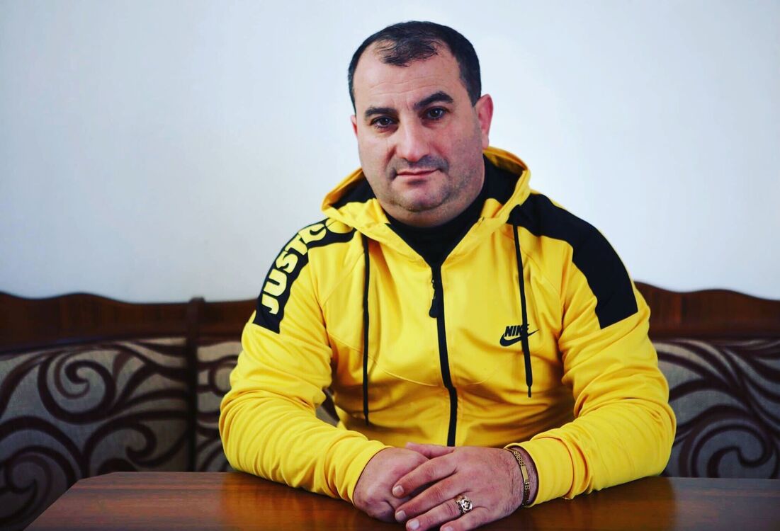  54474350  Armen, 49 ,    