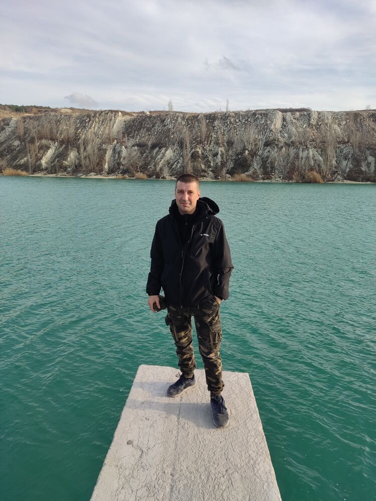  26940070  Artem, 42 ,    