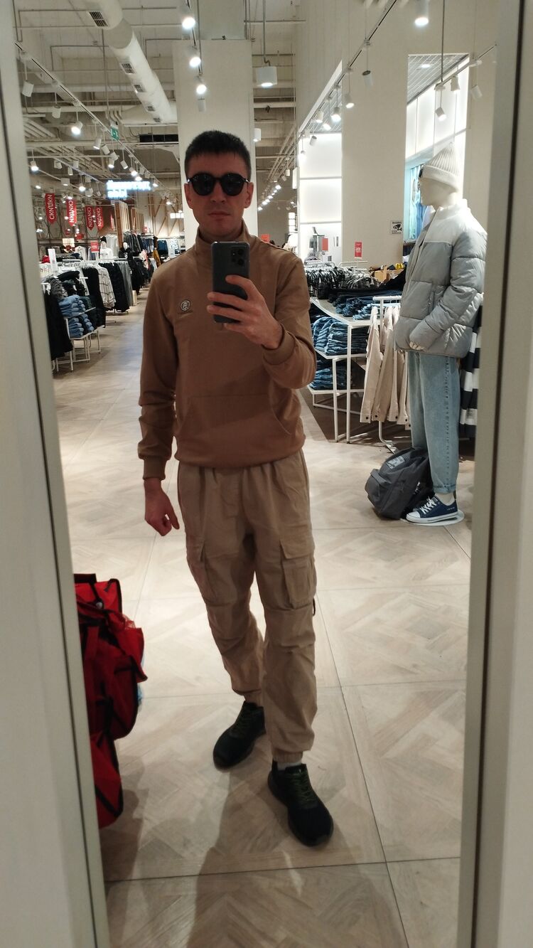  38199120  Daniil, 37 ,    