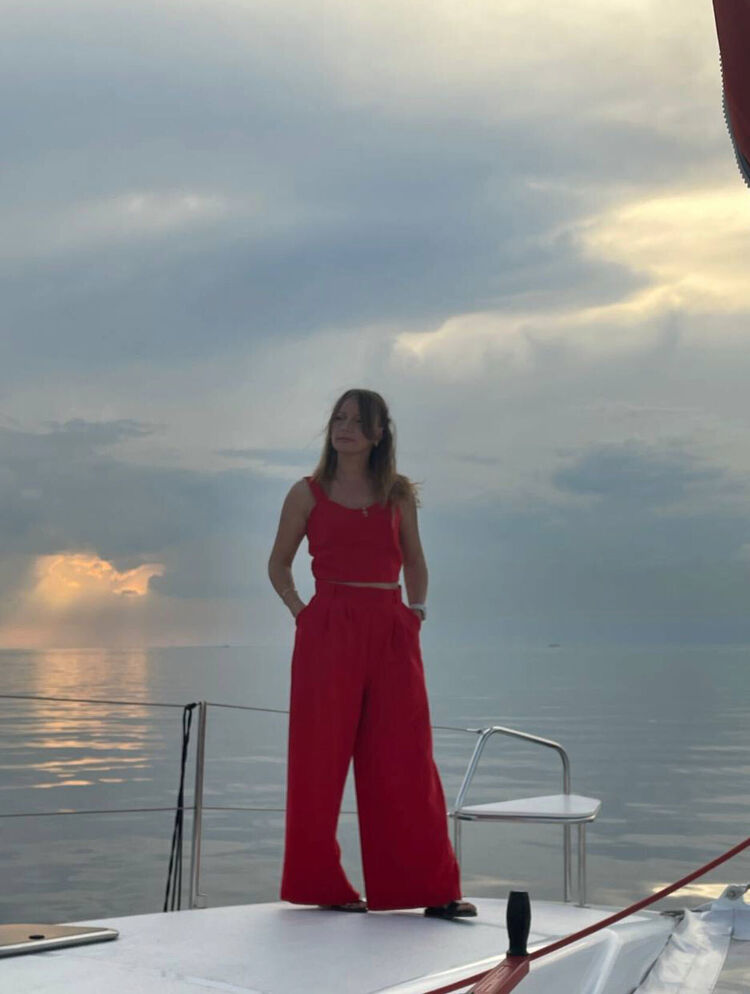  44022990  Elena, 41 ,    -