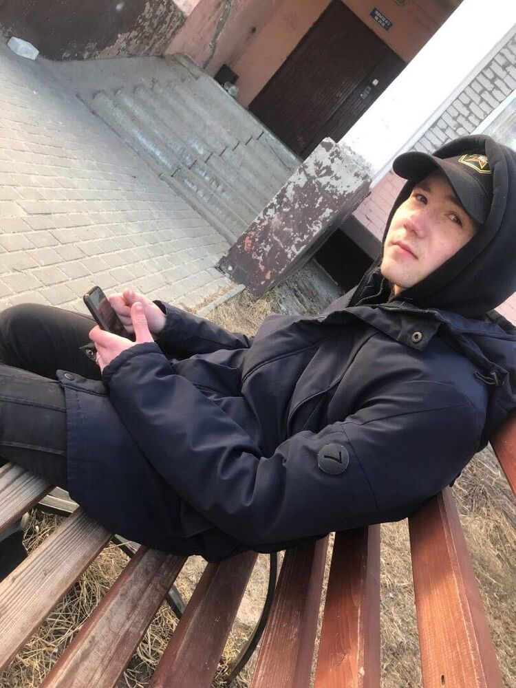  43295440  Vladislav, 20 ,    