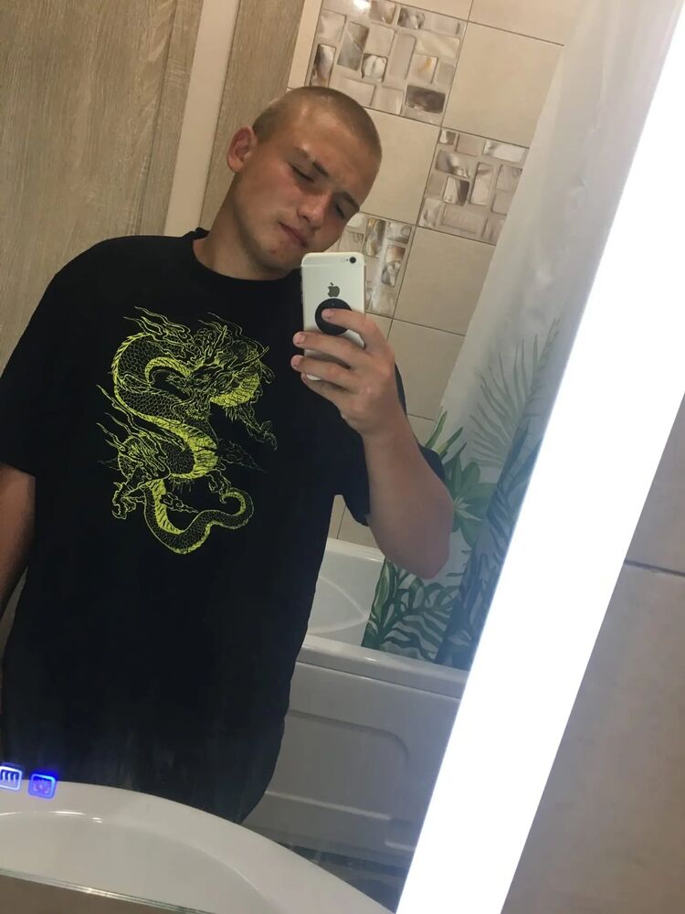  28401460  Matvei, 22 ,    