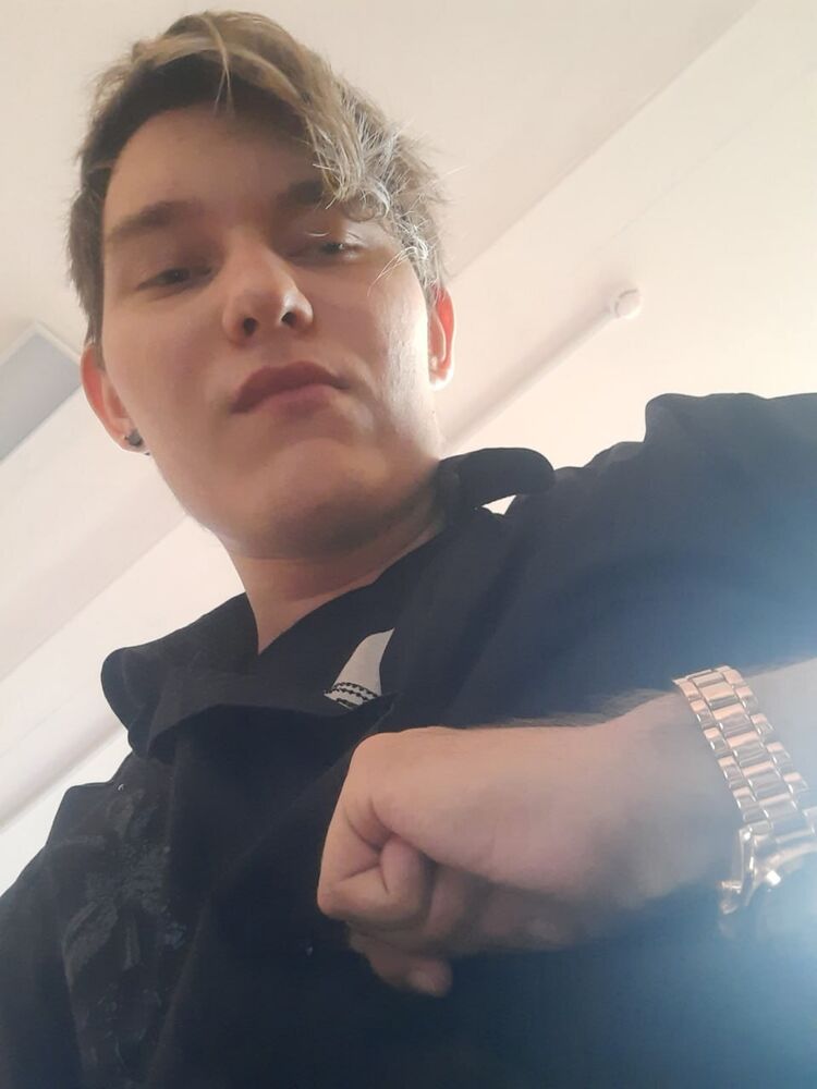  48260390  Denis, 24 ,    