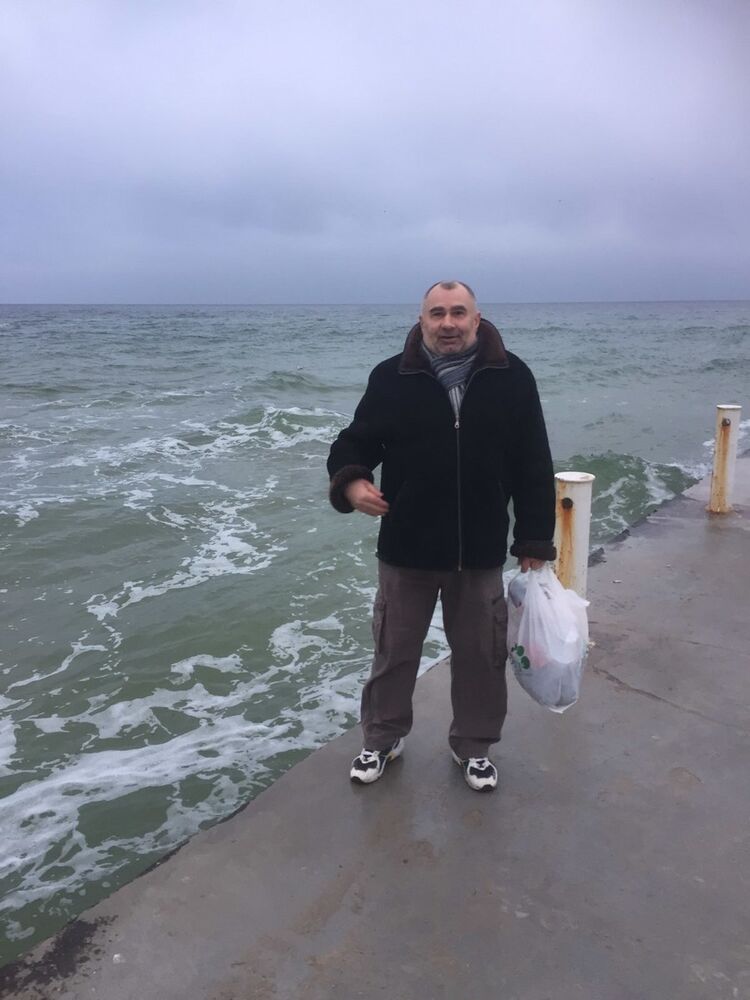  18952240  Vasil, 57 ,    