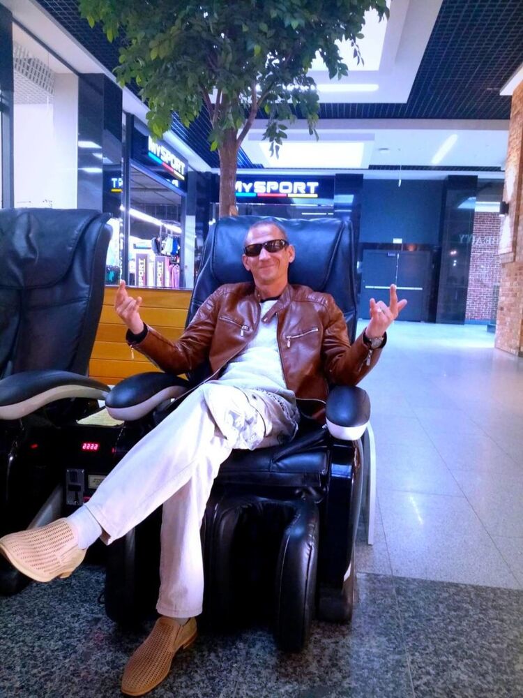  19827490  Oleg, 42 ,    