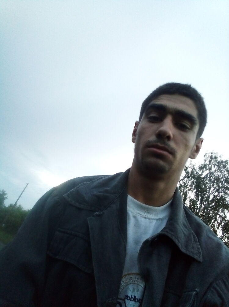  37114580  Roman, 22 ,    