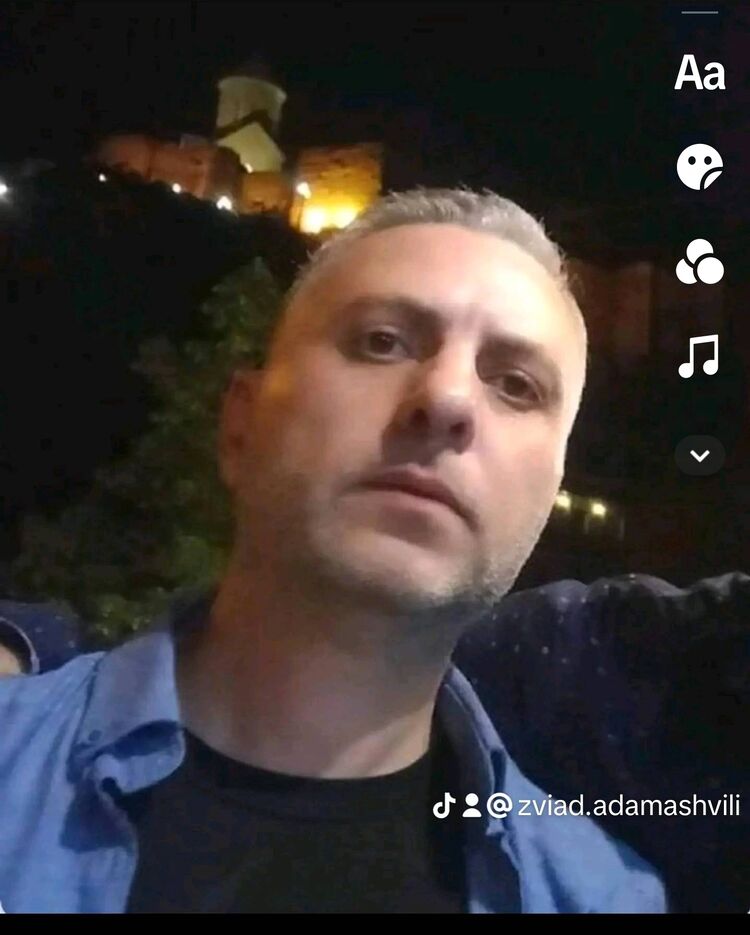  43855460  Zviad, 48 ,    