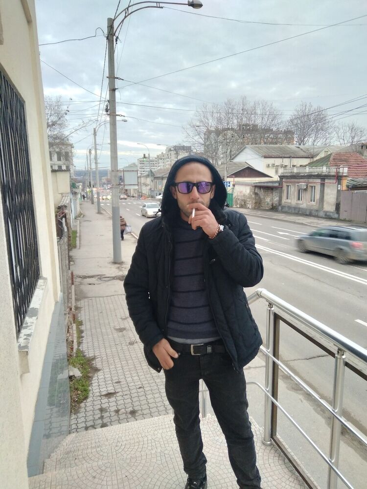  21945570  Lasha, 33 ,    