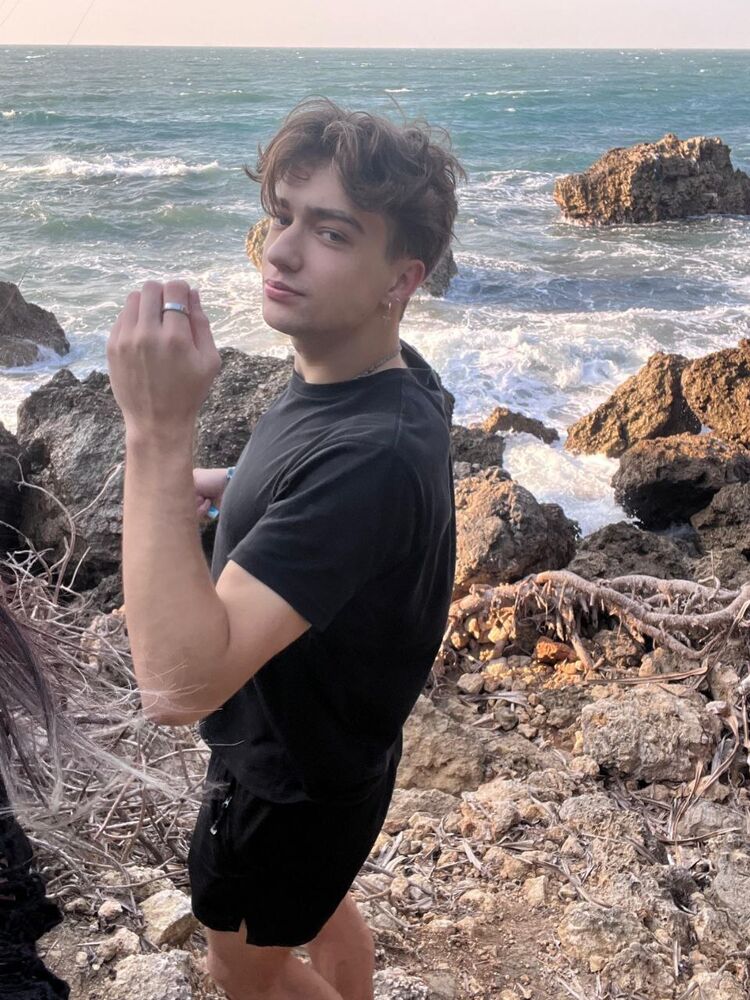  53738030  Alexander, 22 ,    