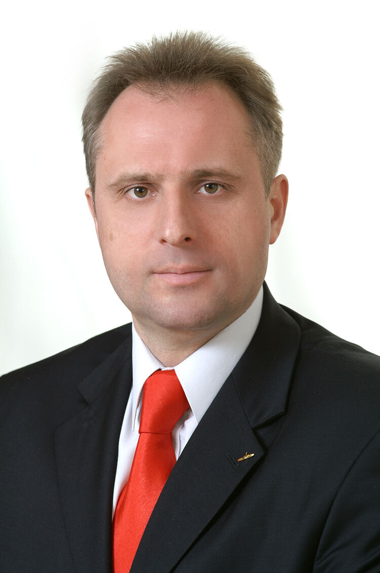  32833750  Oskar, 53 ,    