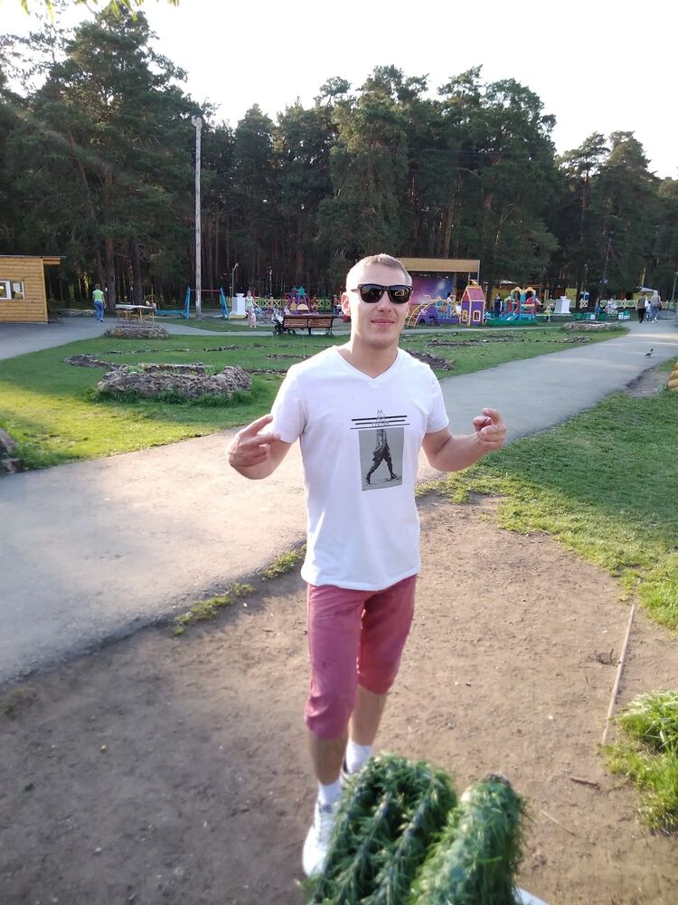  34240690  Denis, 21 ,    