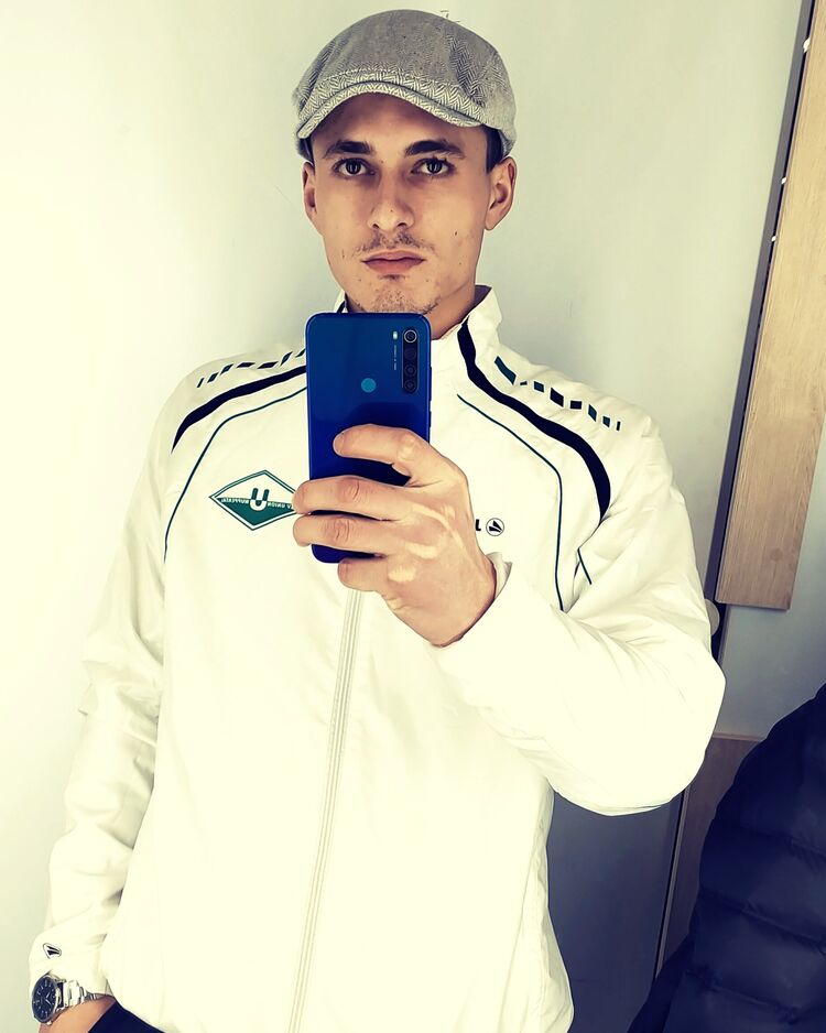  30327320  Luka, 25 ,    