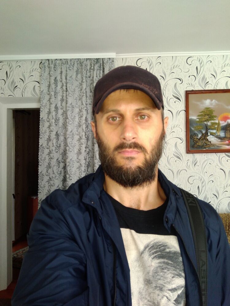  21048750  Aleks, 47 ,    