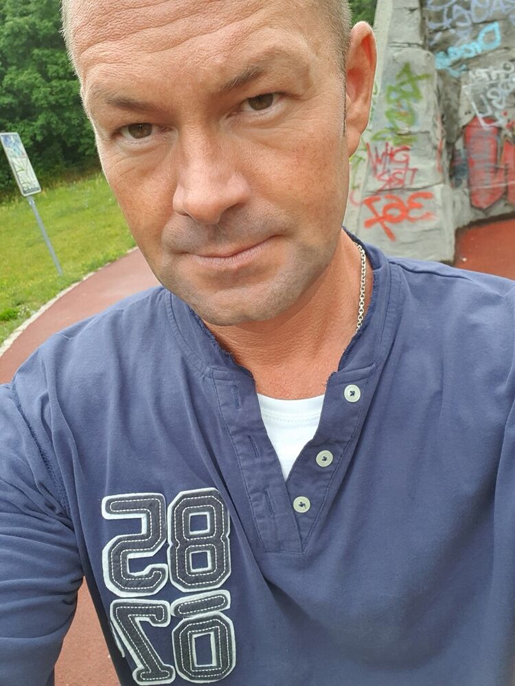  20800870  Viktor, 45 ,    