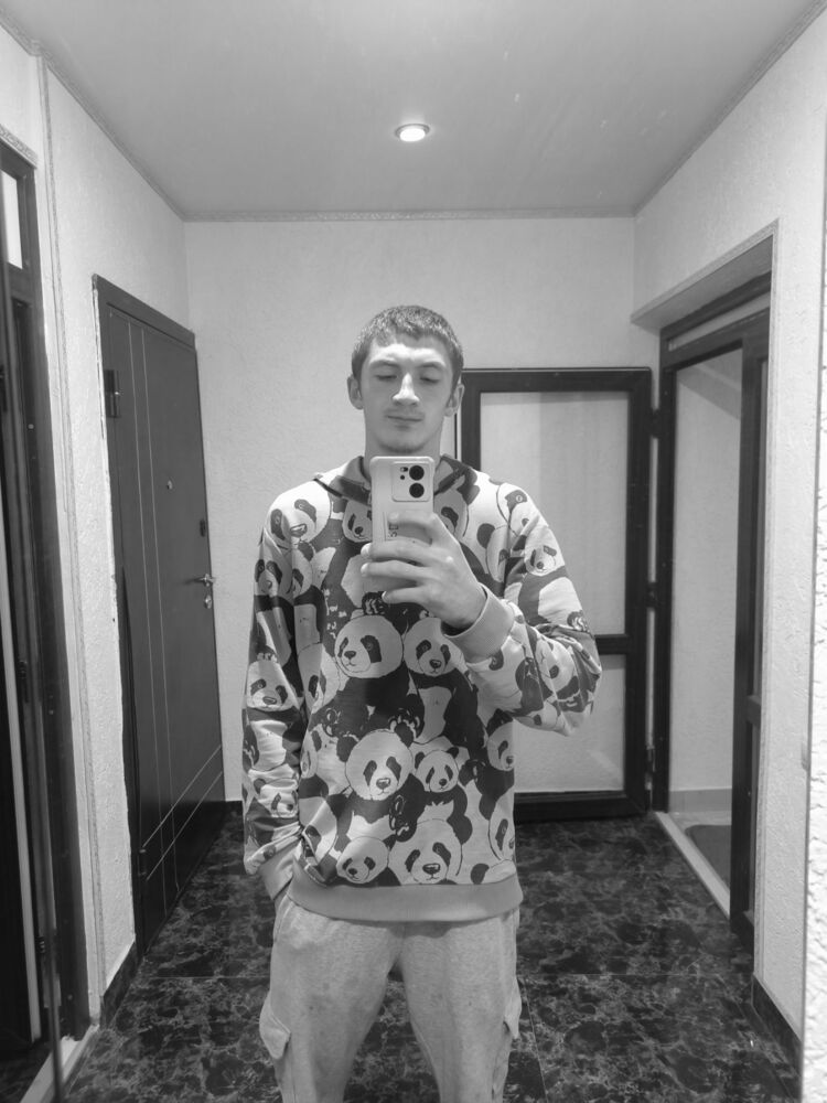  53307890  Issa, 19 ,    