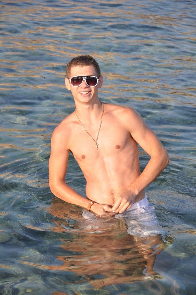  ,   Nicolas, 32 ,   