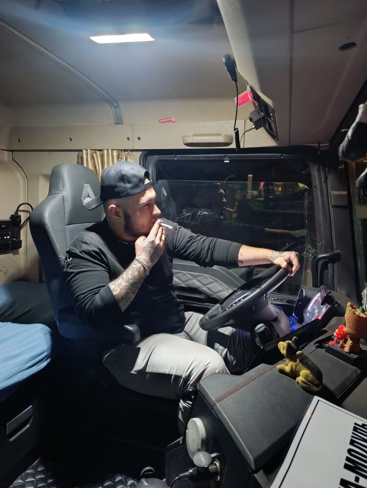  53946320  Vlad, 25 ,    -