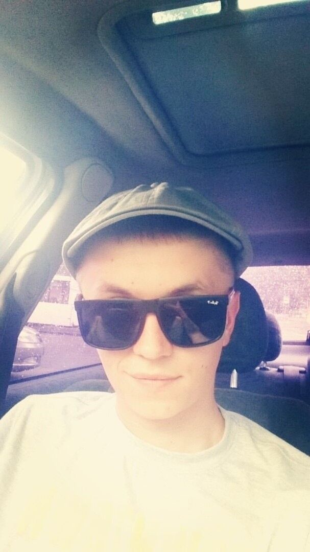  12519960  Viktor, 32 ,    