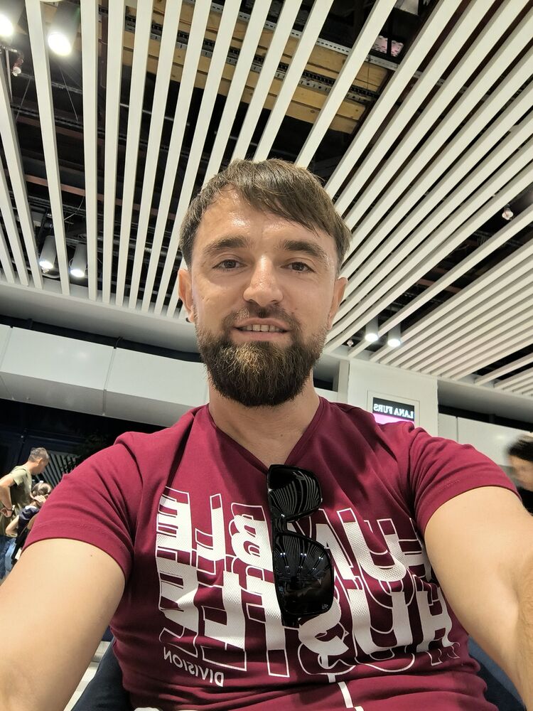  53137310  Vladimir, 37 ,    