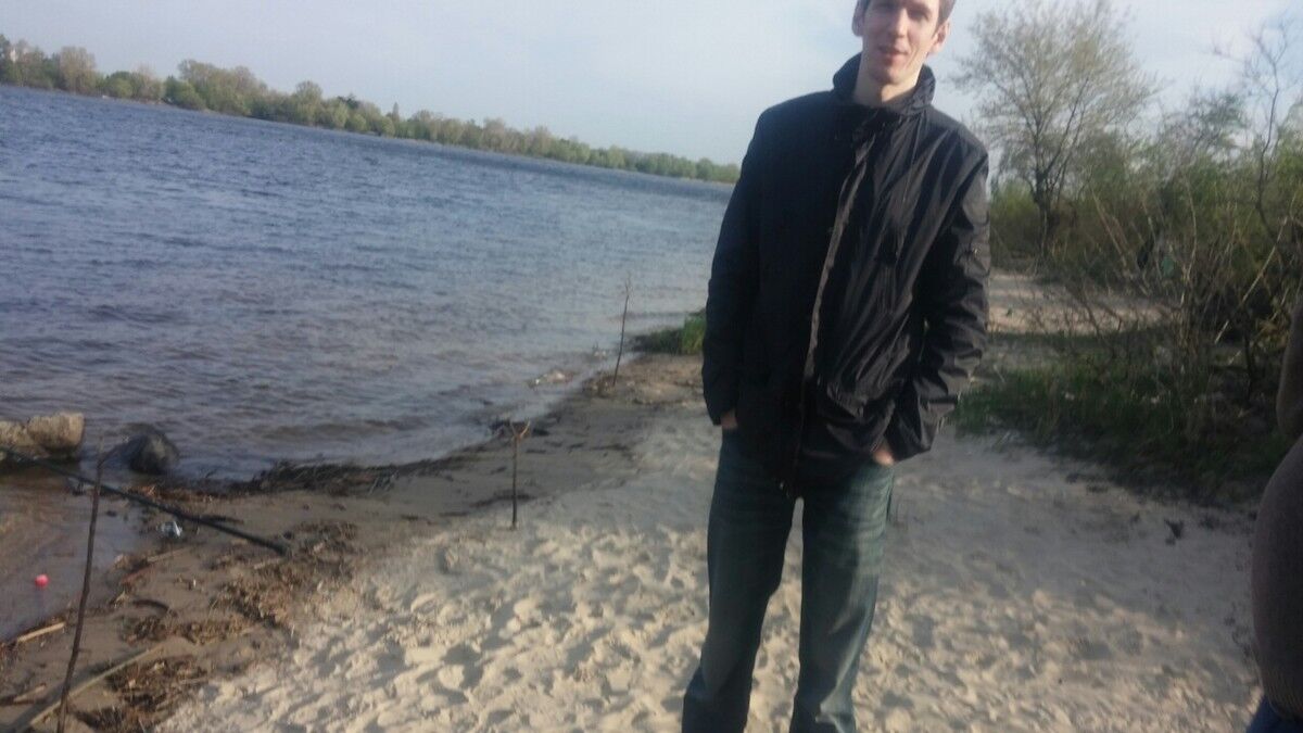 9366160  Viktor, 45 ,    