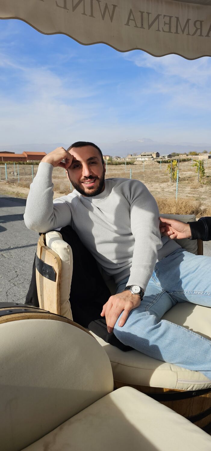  ,   Armen, 37 ,   ,   