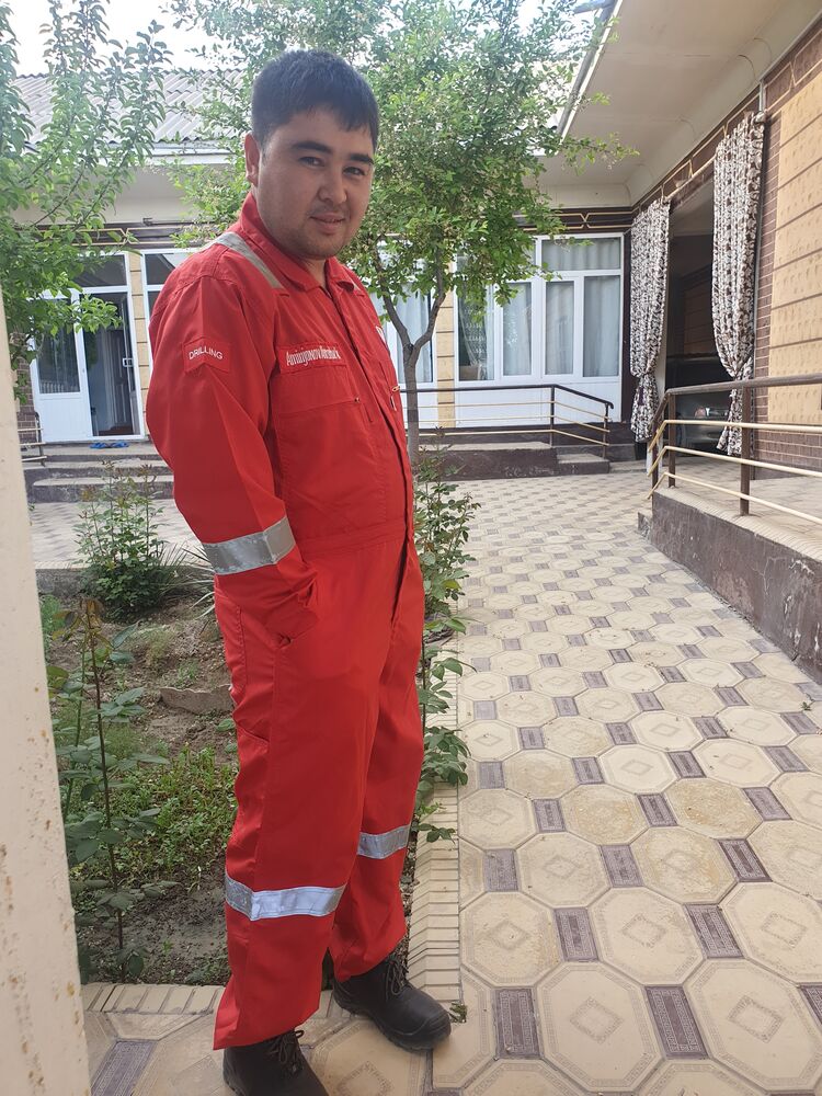  26042380  Ahrorbek, 39 ,    