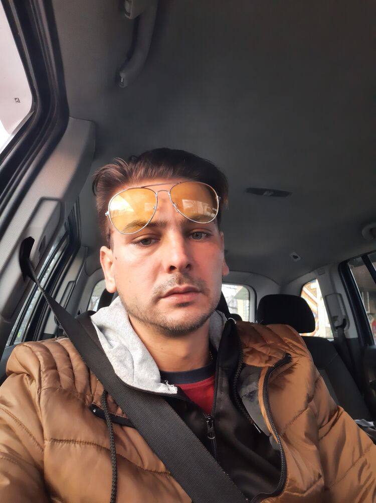  25721220  Sergiu, 37 ,    