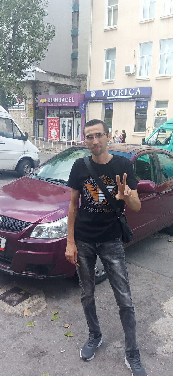  21088120  Pavel, 39 ,    