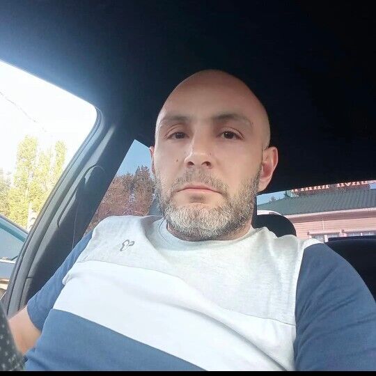  46950880  Adam, 41 ,     